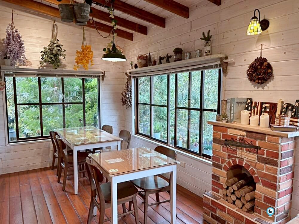 苗栗【橄欖樹咖啡民宿】走進山中秘境的鄉村小屋 轉角遇見貓咪 點燈後美到不想睡