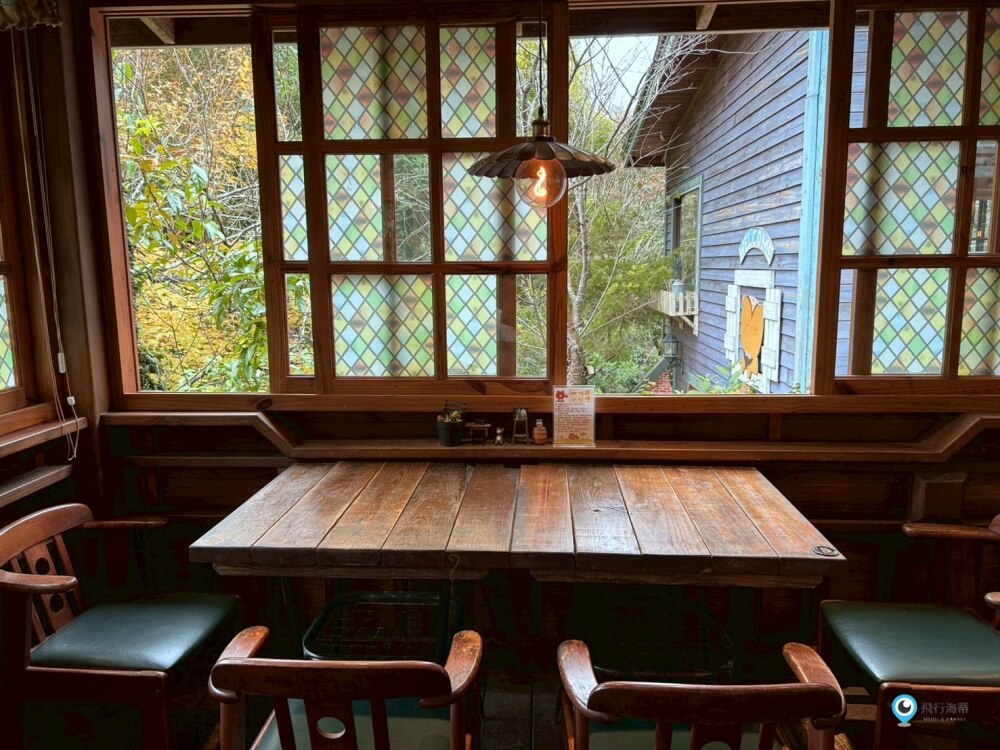 苗栗【橄欖樹咖啡民宿】走進山中秘境的鄉村小屋 轉角遇見貓咪 點燈後美到不想睡