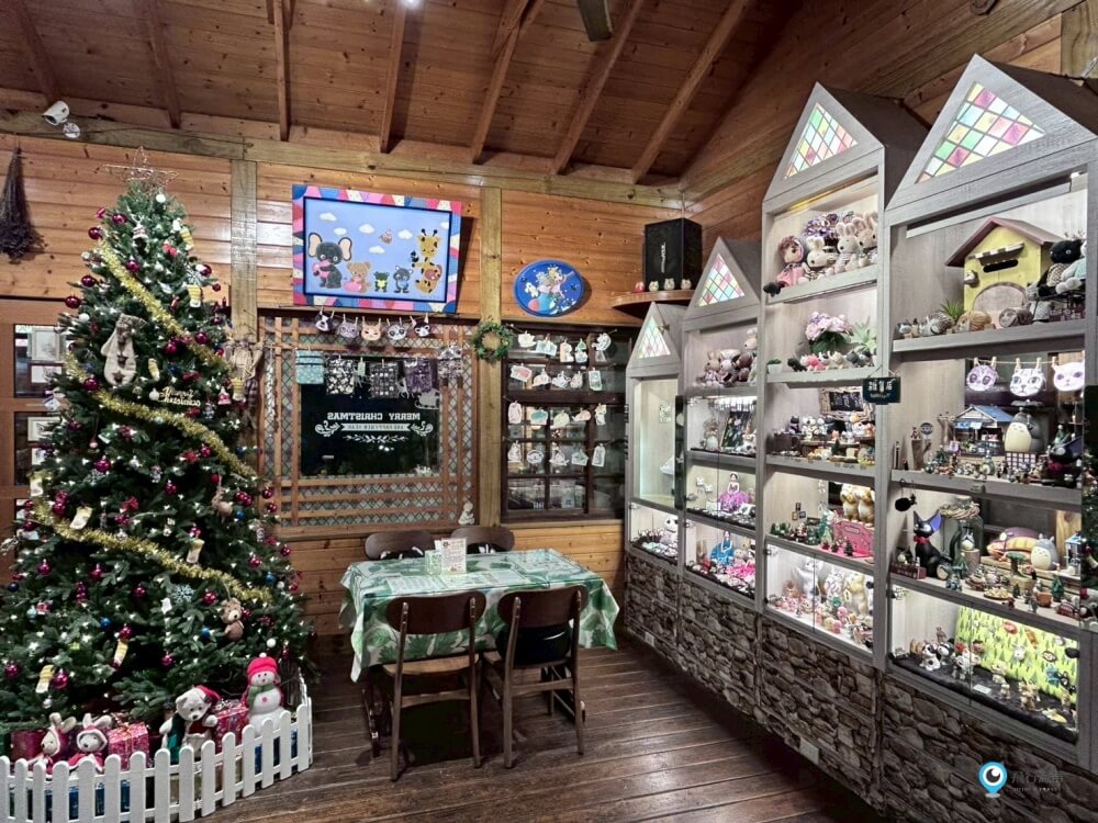 苗栗【橄欖樹咖啡民宿】走進山中秘境的鄉村小屋 轉角遇見貓咪 點燈後美到不想睡