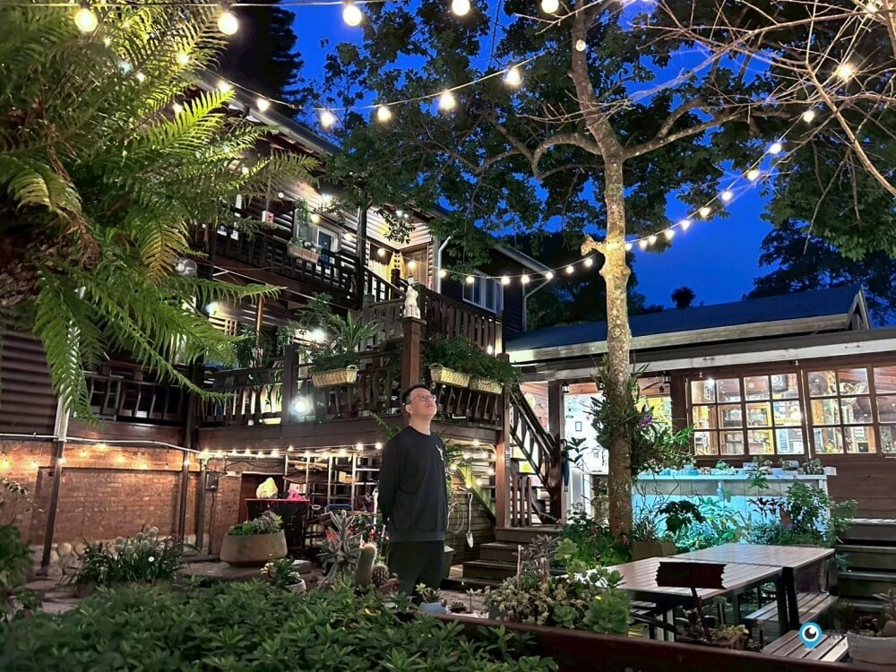 苗栗【橄欖樹咖啡民宿】走進山中秘境的鄉村小屋 轉角遇見貓咪 點燈後美到不想睡