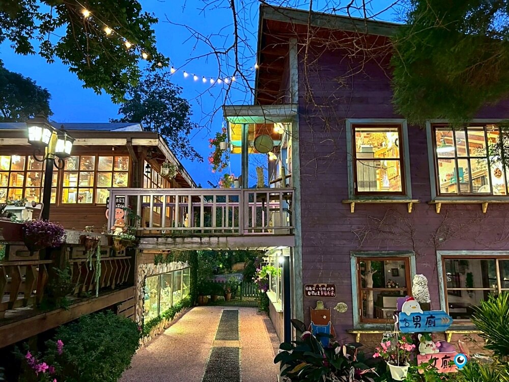 苗栗【橄欖樹咖啡民宿】走進山中秘境的鄉村小屋 轉角遇見貓咪 點燈後美到不想睡