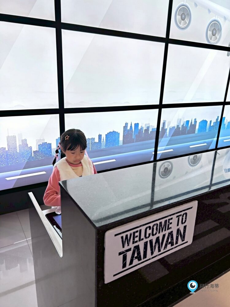 台中【中央公園遊客中心】來曼哈頓國際航廈體驗偽出國 當機長開飛機 飛機迷千萬不要錯過 - 第16張圖 台中【中央公園遊客中心】來曼哈頓國際航廈體驗偽出國 當機長開飛機 飛機迷千萬不要錯過
