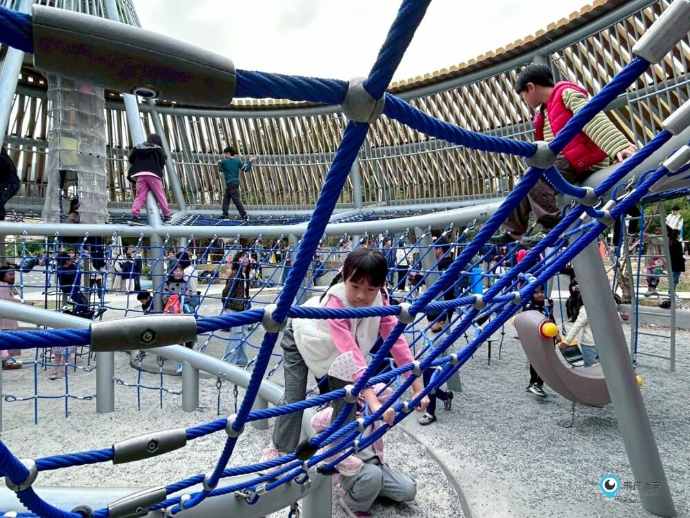 台中中央公園【飛行美樂地】特大飛碟造型溜滑梯攀爬網 滑索好刺激 小小朋友也能玩