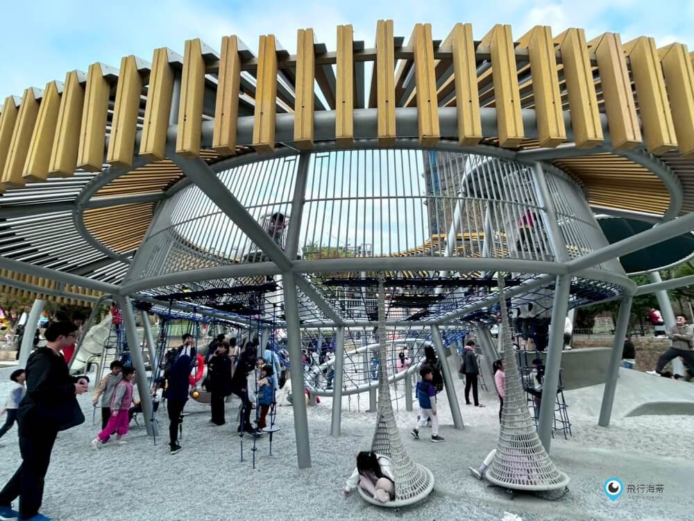 台中中央公園【飛行美樂地】特大飛碟造型溜滑梯攀爬網 滑索好刺激 小小朋友也能玩