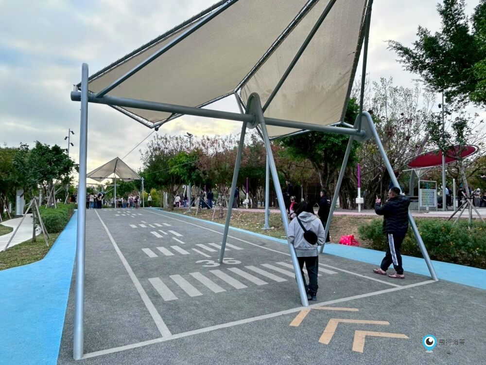 台中中央公園【飛行美樂地】特大飛碟造型溜滑梯攀爬網 滑索好刺激 小小朋友也能玩