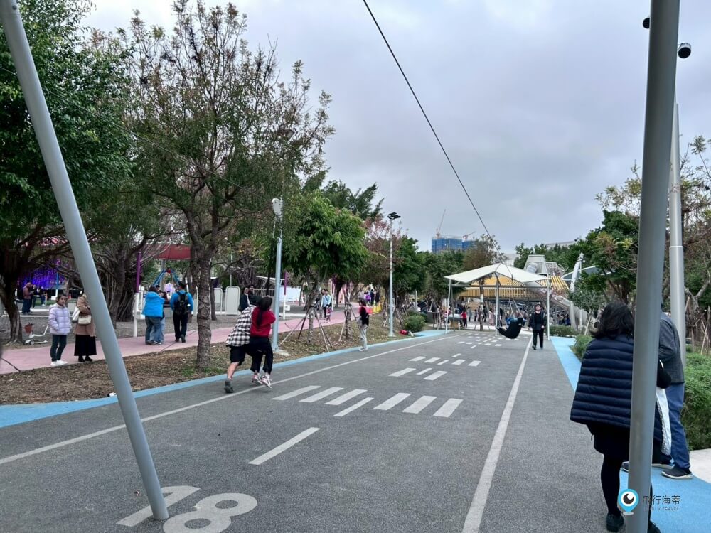 台中中央公園【飛行美樂地】特大飛碟造型溜滑梯攀爬網 滑索好刺激 小小朋友也能玩