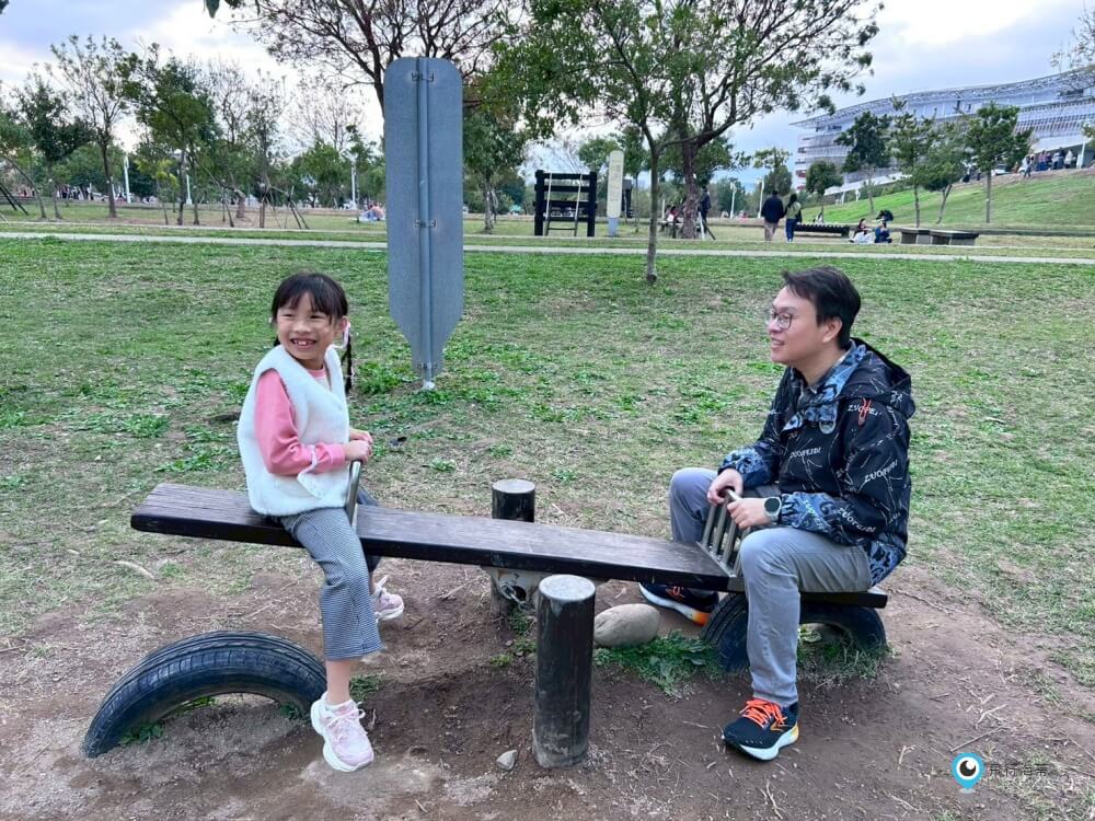 台中中央公園【飛行美樂地】特大飛碟造型溜滑梯攀爬網 滑索好刺激 小小朋友也能玩