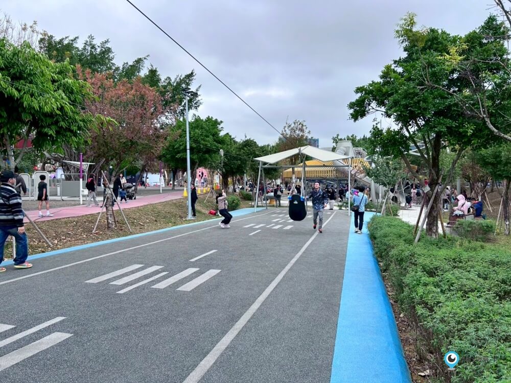 台中中央公園【飛行美樂地】特大飛碟造型溜滑梯攀爬網 滑索好刺激 小小朋友也能玩