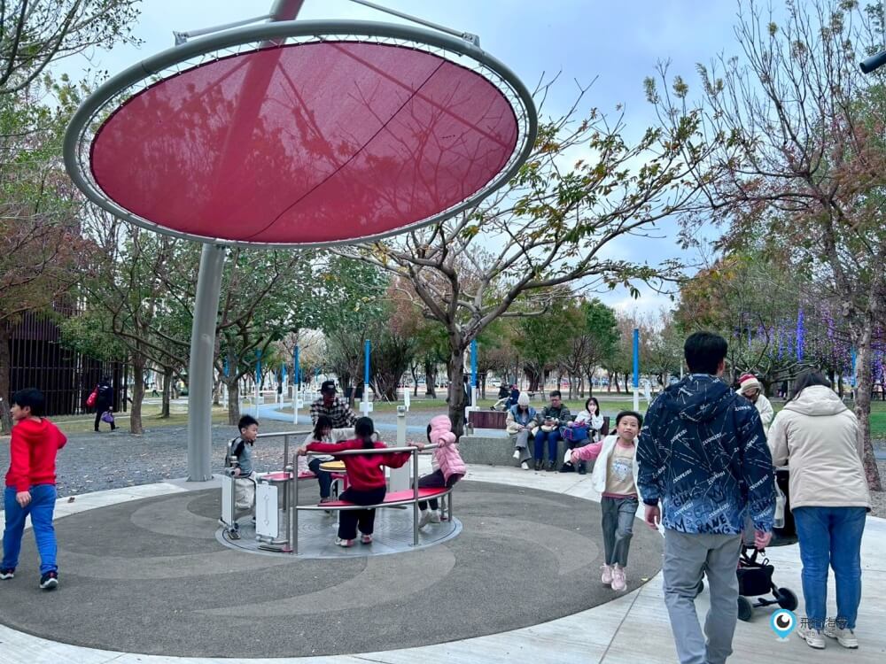 台中中央公園【飛行美樂地】特大飛碟造型溜滑梯攀爬網 滑索好刺激 小小朋友也能玩