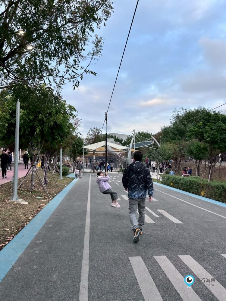 台中中央公園【飛行美樂地】特大飛碟造型溜滑梯攀爬網 滑索好刺激 小小朋友也能玩