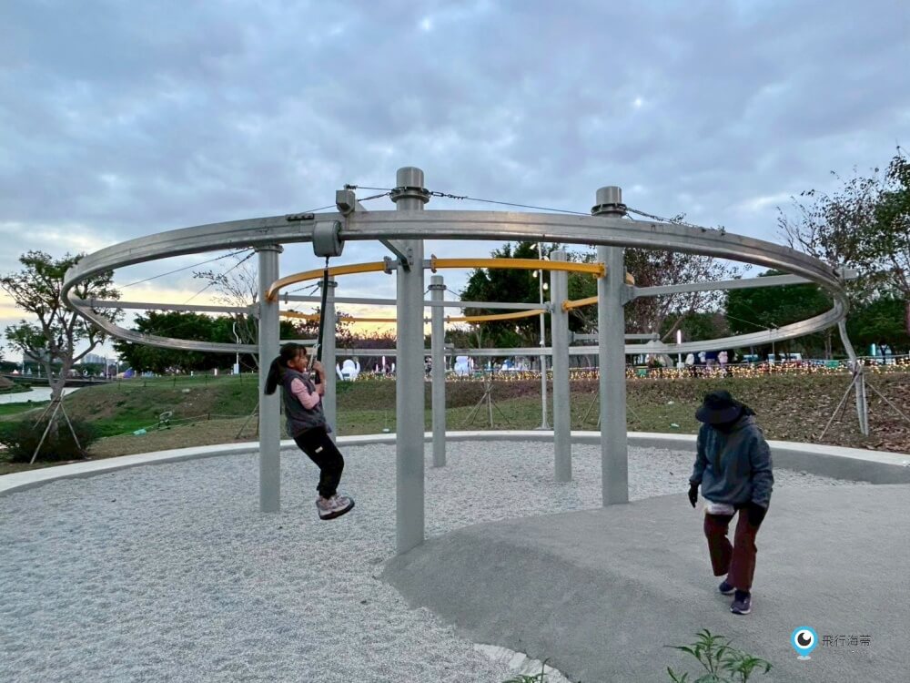 台中中央公園【飛行美樂地】特大飛碟造型溜滑梯攀爬網 滑索好刺激 小小朋友也能玩