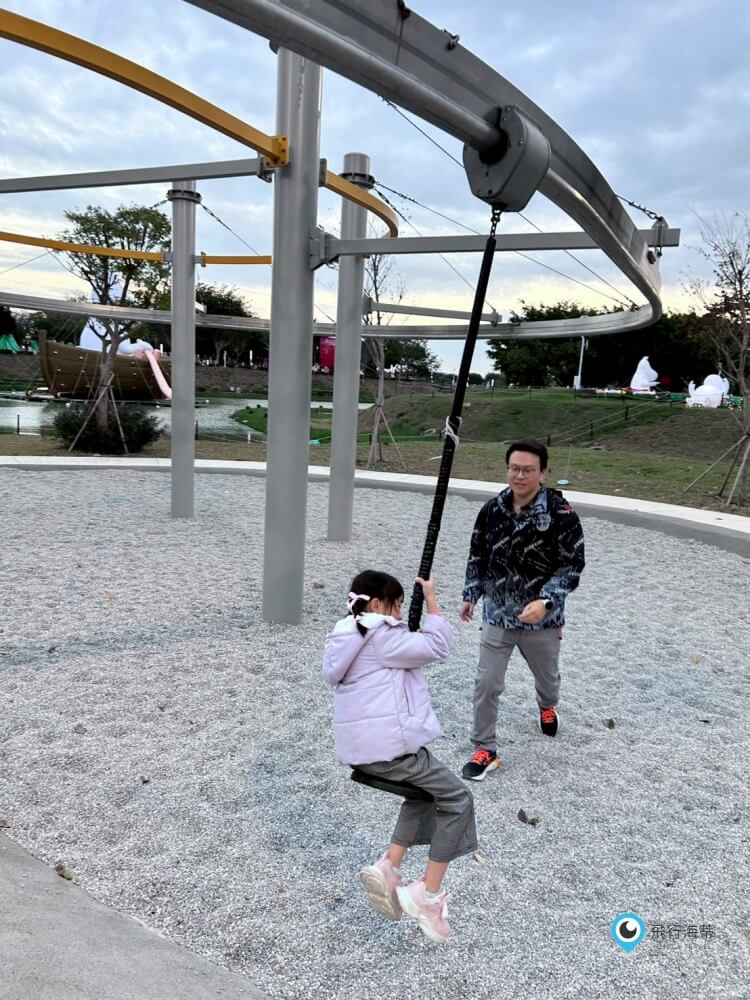 台中中央公園【飛行美樂地】特大飛碟造型溜滑梯攀爬網 滑索好刺激 小小朋友也能玩