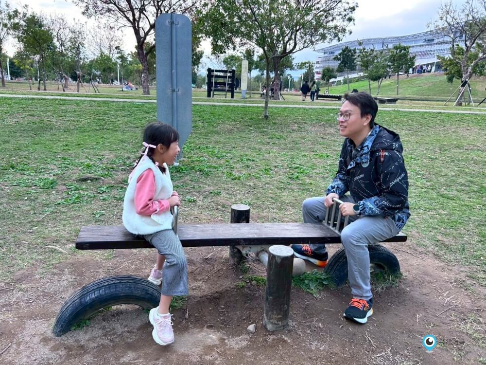 台中中央公園【飛行美樂地】特大飛碟造型溜滑梯攀爬網 滑索好刺激 小小朋友也能玩