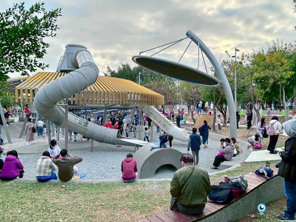 台中中央公園【飛行美樂地】特大飛碟造型溜滑梯攀爬網 滑索好刺激 小小朋友也能玩