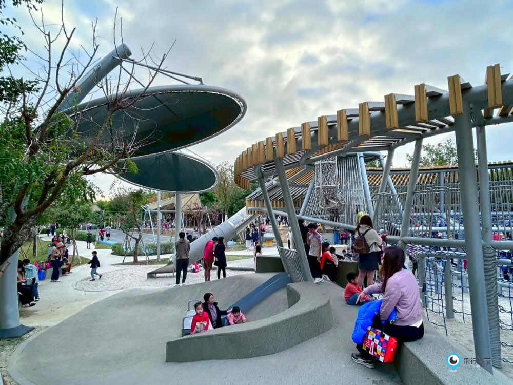 台中中央公園【飛行美樂地】特大飛碟造型溜滑梯攀爬網 滑索好刺激 小小朋友也能玩